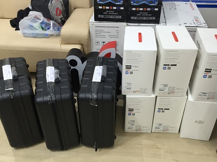 Таможенники изъяли в ростовском магазине 19 контрабандных iPhone 7 и 9 беспилотников